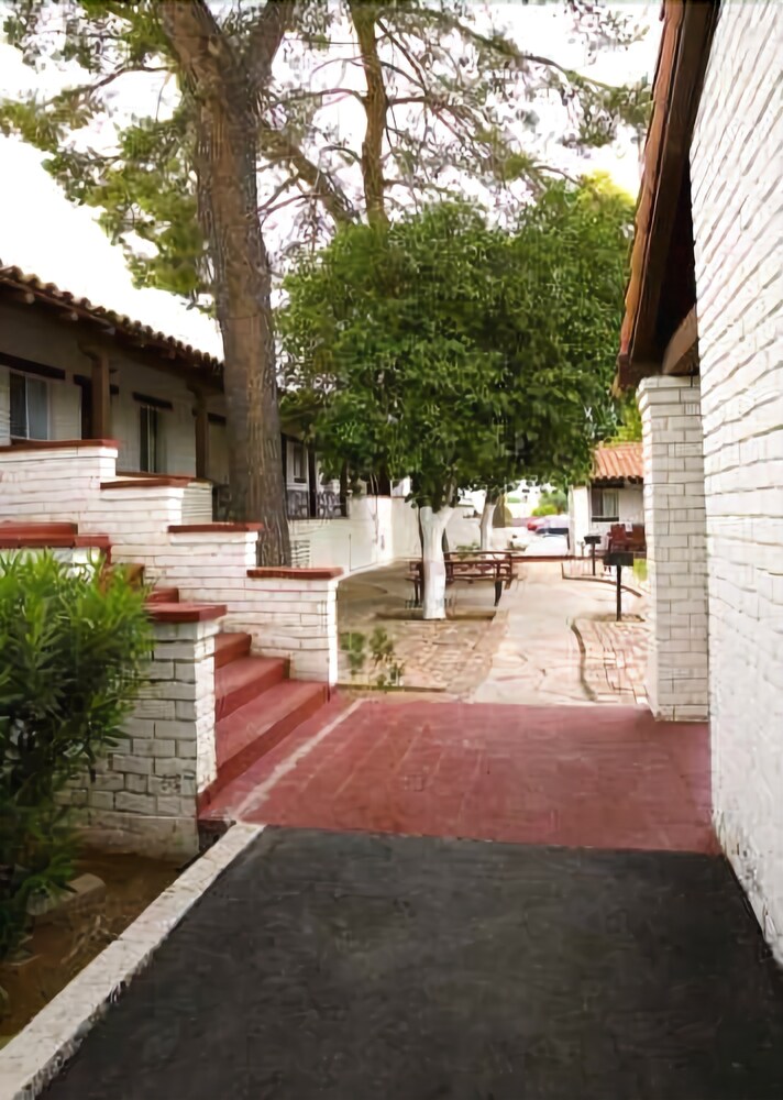 Lazy 8 Motel - photo 11