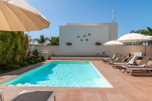 Villa Heraia con piscina — 4-Star Luxury Hotel in Marina Di Ragusa, Italy