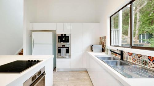 ‘Bouddi Bush and Bay Retreat’ by HolidayCo — Bensville — photo 4