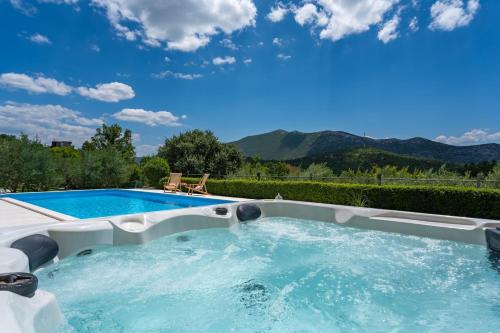VILLA BEYBE with Jacuzzi large private pool 50m2 BBQ free WIFI 3 bedrooms — 4-Star Luxury Hotel in Omis, Croatia