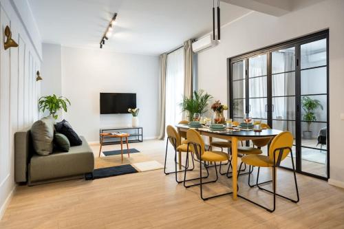 Sunny 4BR Flat Top Location Charming Balcony — 4-Star Luxury Hotel in Bucharest, Romania