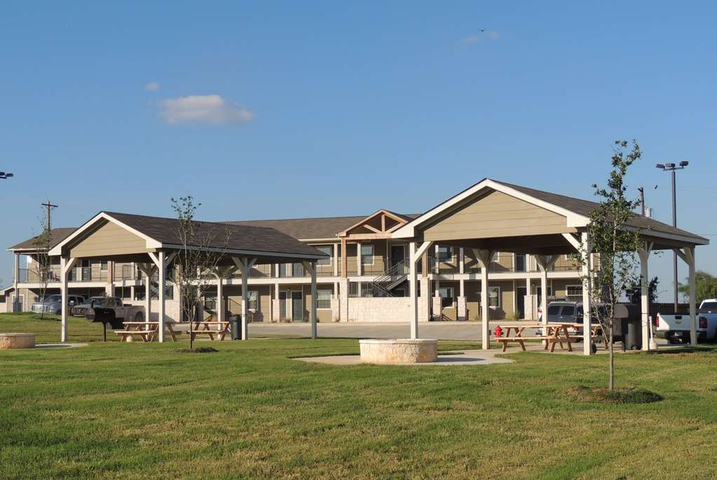 Eagle's Den Suites Kenedy a Travelodge by Wyndham - photo 2