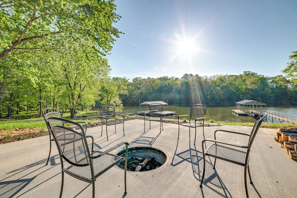 Beautiful Kentucky Lake Getaway w Dock & Deck — hotel in New Concord