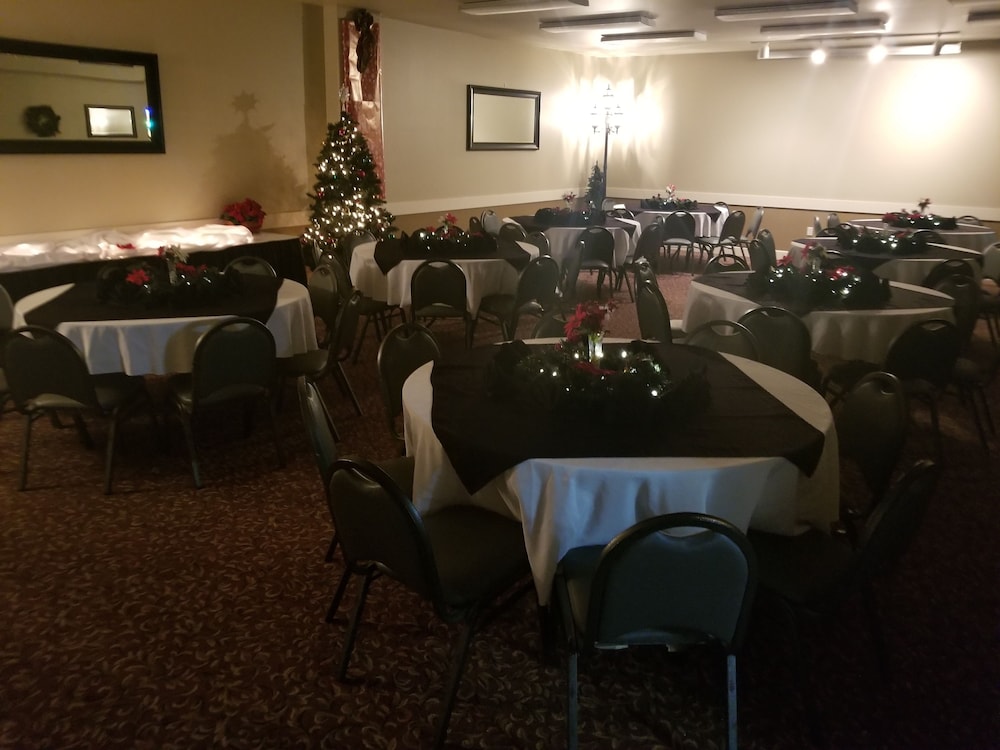 Grand View Inn & Suites - photo 31