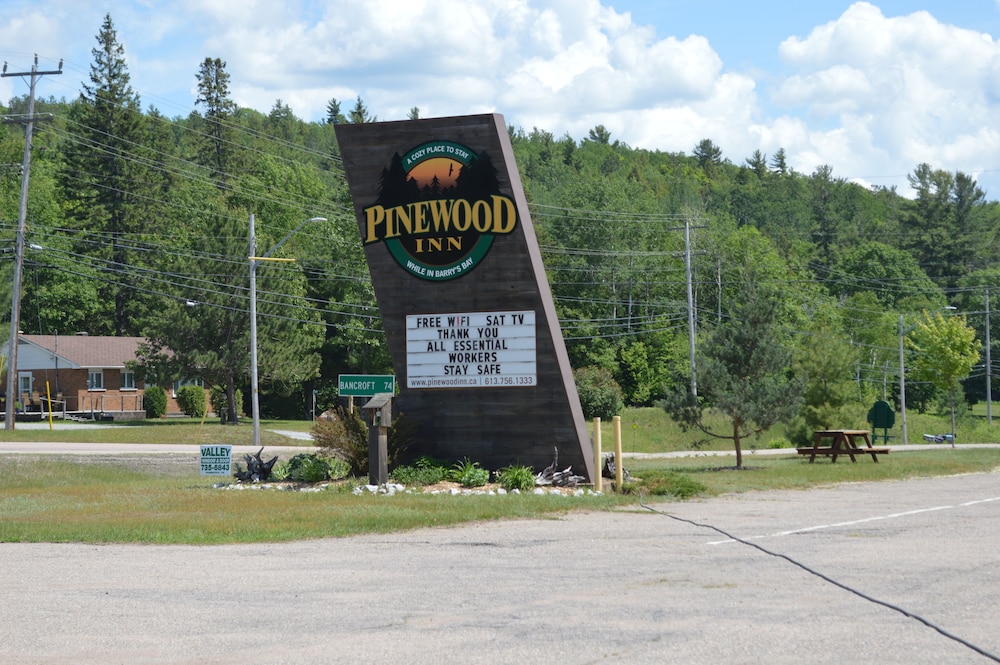 Pinewood Inn Canada in Pembroke, Canada