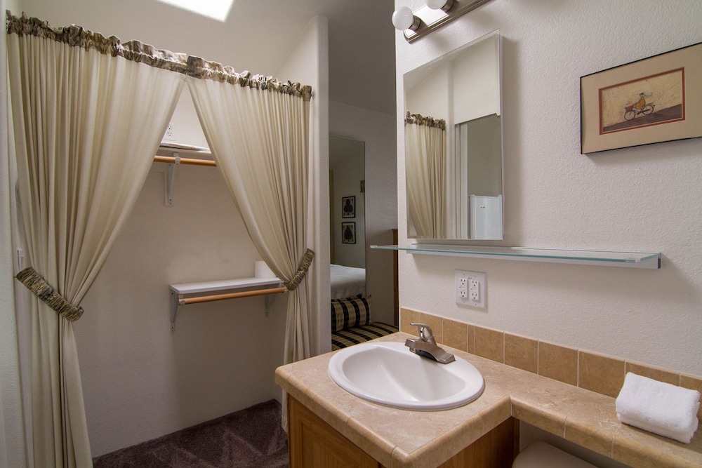 Arden Acres Executive Suites and Cottages - photo 29