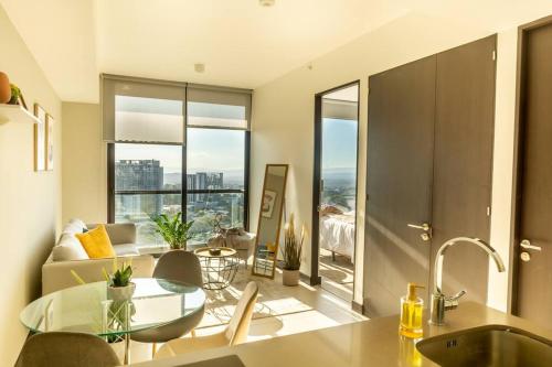 Rooftop 18th Floor Apt City View — 4-Star Luxury Hotel in San Jose, Costa Rica