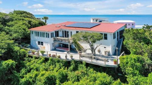 Original 1945 Cottage on 6 Very Private Acres — 4-Star Luxury Hotel in Oak Island, United States