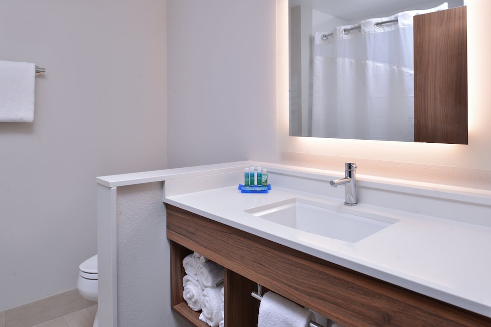 Holiday Inn Express & Suites Marshalltown by IHG - photo 28