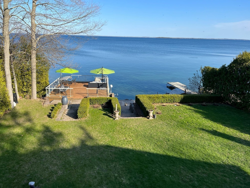 New Waterfront Mansion by Simply Comfort — hotel in Innisfil