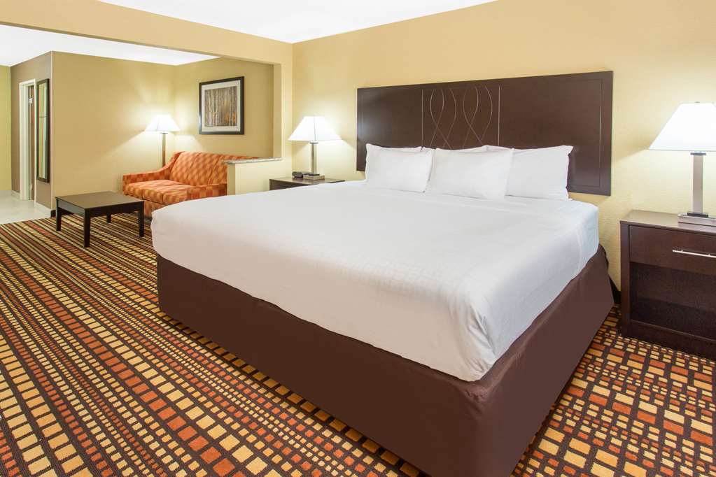 Days Inn & Suites by Wyndham Davenport East - photo 12