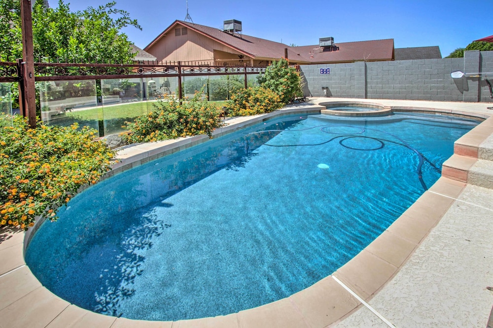 Saltwater Pool And Fire Pit Glendale Family Getaway — Phoenix