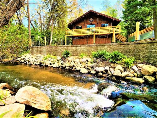 Steps to Beach Hot Tub Fireplace Northern Original — 4-Star Luxury Hotel in Traverse City, United States
