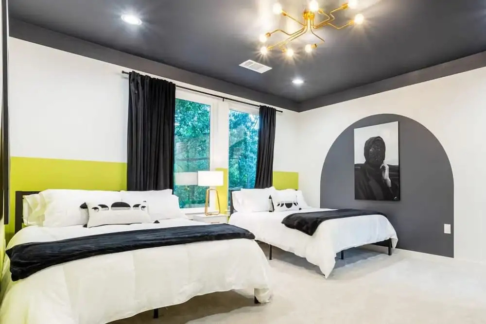 Hot Tub Time Machine Clubhouse DT 6 Min Drive in Austin, United States