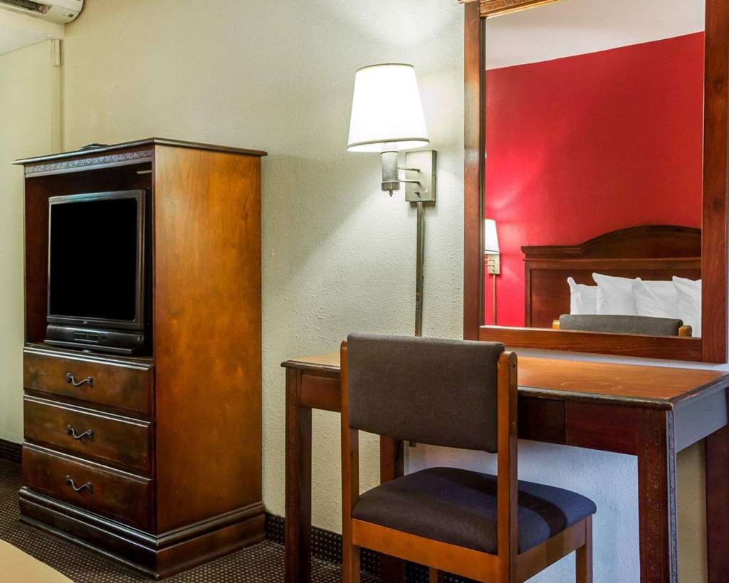 Econo Lodge Atlanta College Park - photo 20