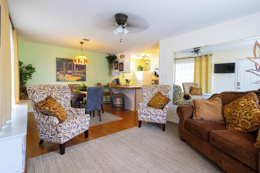 Mariposa Monarch Walk to River — 4-Star Luxury Hotel in Kerrville, United States