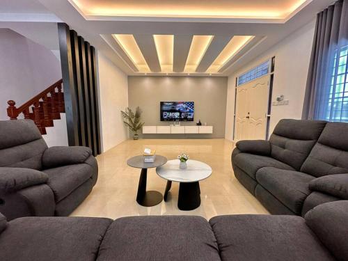 Jk Home Stampin Semi Detached 12pax 4BedR 3BathR 4Carparks — 4-Star Luxury Hotel in Kuching, Malaysia