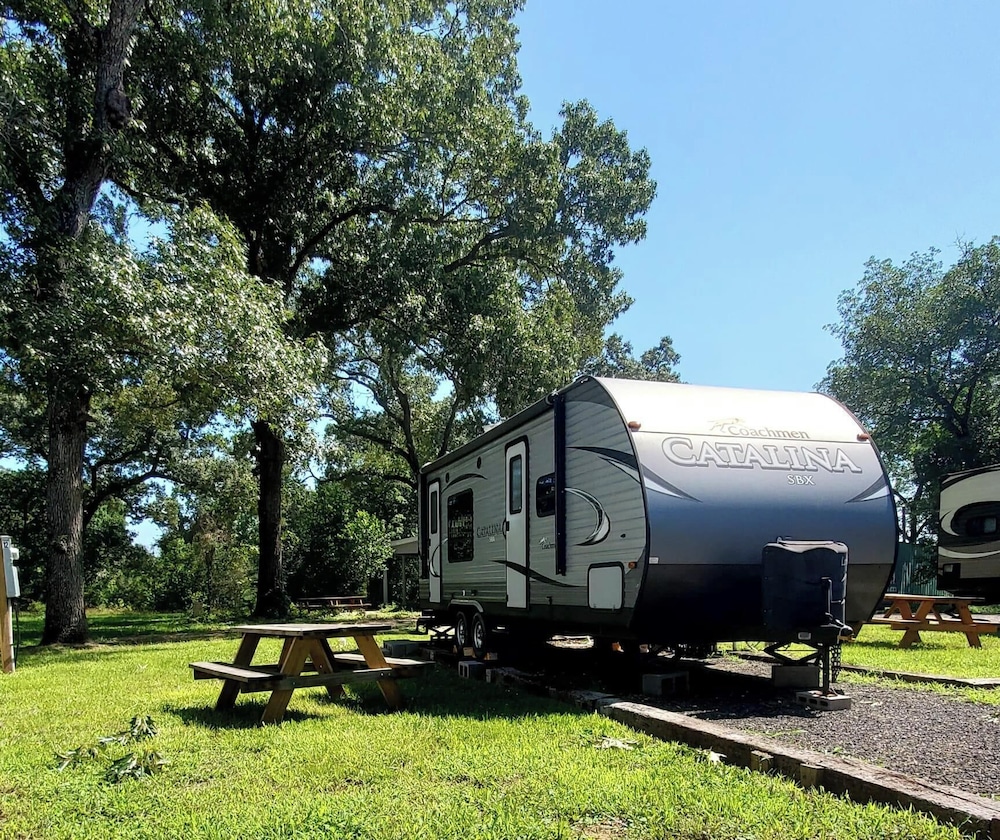 Serene Pinehurst Camper Sleeps 2 Pet Friendly — hotel in Magnolia