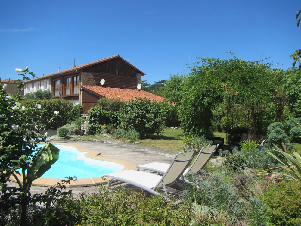 Loft Atypique — 4-Star Luxury Hotel in Villeneuve-De-Riviere, France