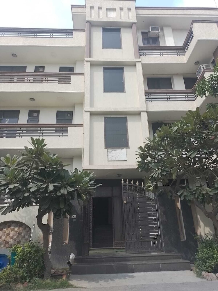 Cwr Stays - carbon neutral hotel in Noida