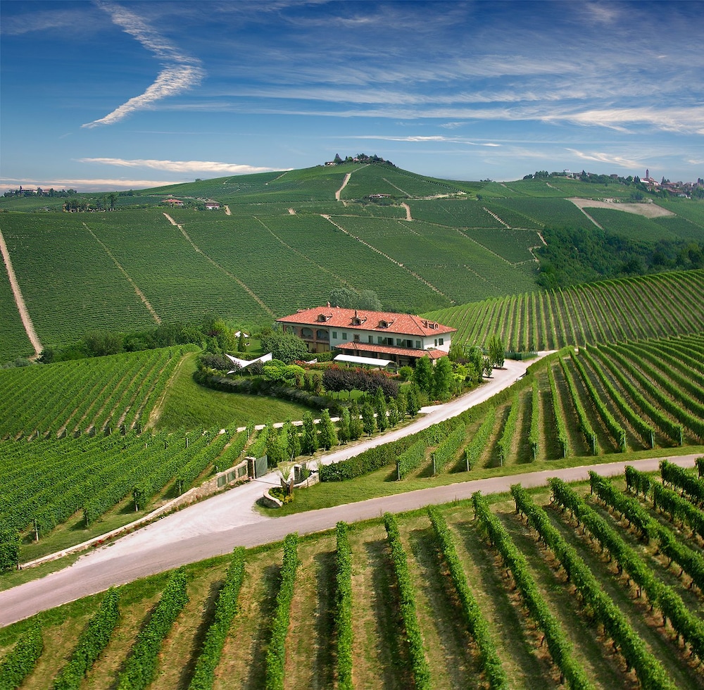 Cascina Baràc - carbon neutral hotel in Alba