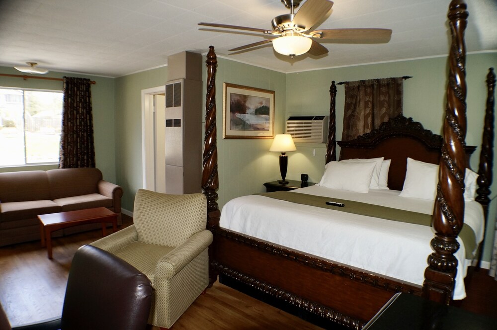 CedarWood Inn - photo 25