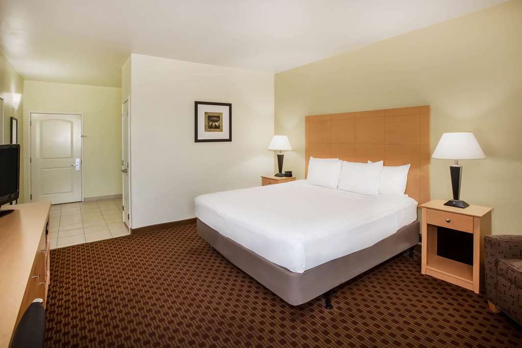 La Quinta Inn & Suites by Wyndham Odessa North - photo 10