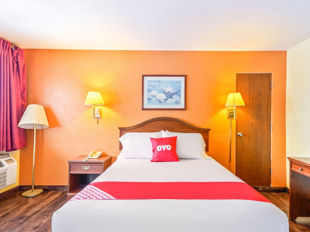 OYO Hotel Downtown Peoria I 74 - photo 8