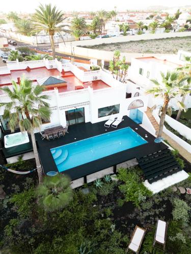 Villa Los Flamencos by Veaco Beachfront & pool — 4-Star Luxury Hotel in Corralejo, Spain