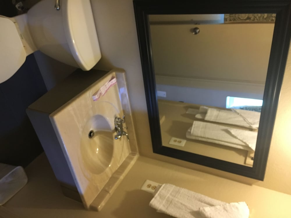 Pelican Inn and Suites - photo 11
