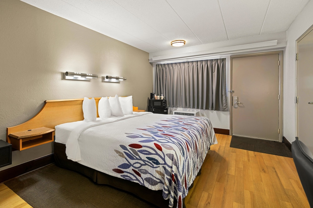 Red Roof Inn Salem - photo 9