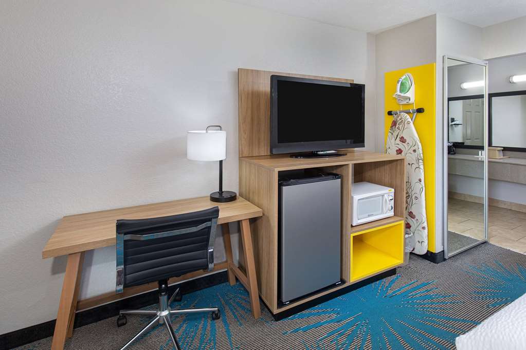 Days Inn by Wyndham Savannah - photo 23