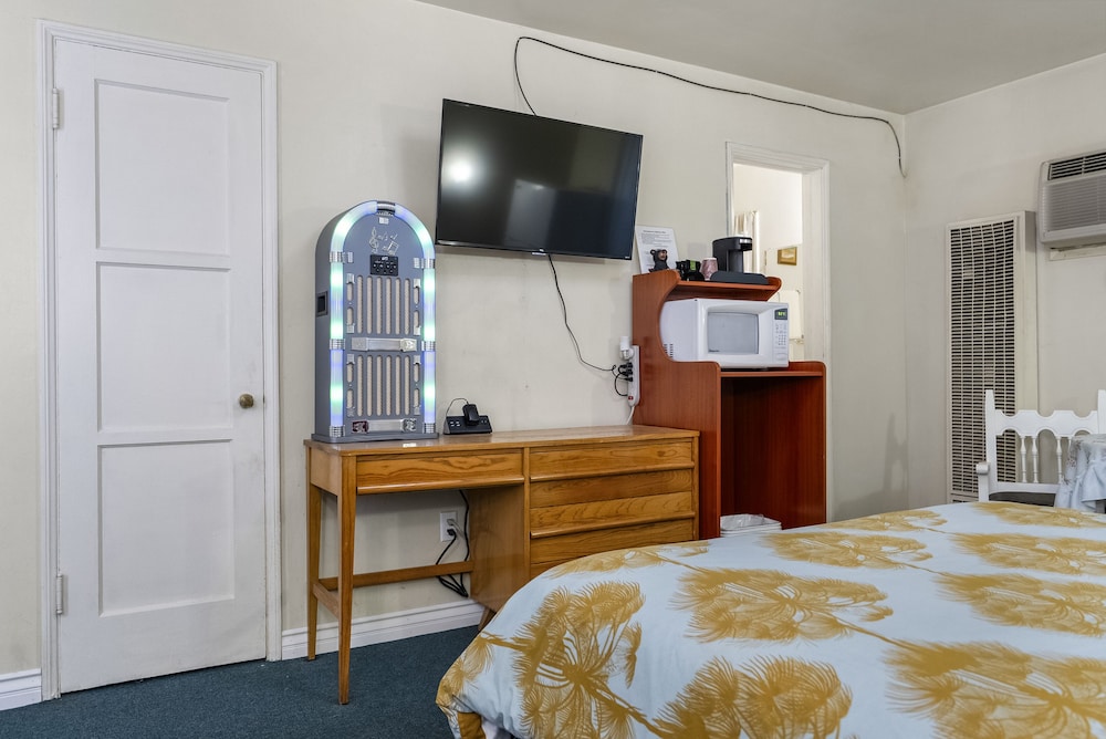 The New Star Motel with Studio Kitchens: 1950s Extended Stay Lodging and Retreat Center - photo 24