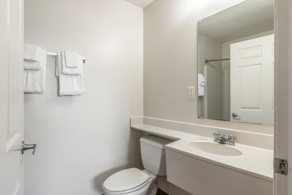 HomeTowne Studios & Suites by Red Roof Charlotte Concord - photo 11