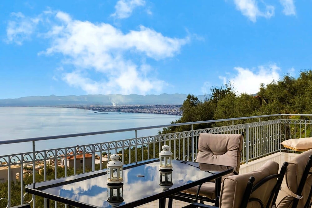 Aigli Luxury Villa Seaview Panoramic Retreat — 4-Star Luxury Hotel in Kalamata, Greece