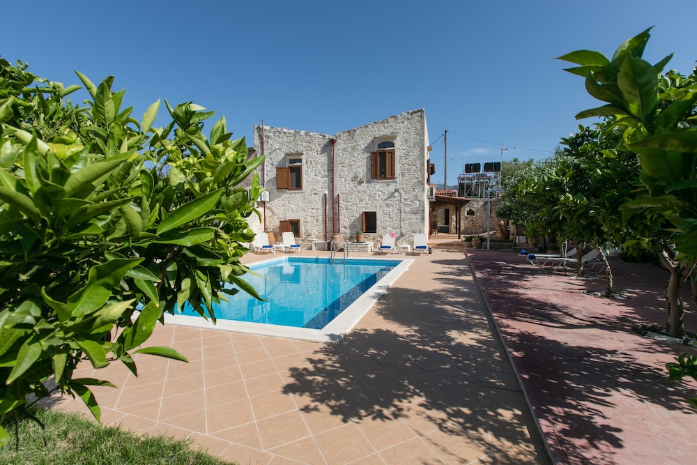 Afroditi 4 Villa — 4-Star Luxury Hotel in Irakleion, Greece