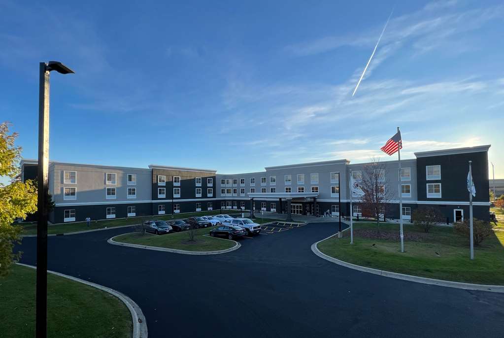 La Quinta Inn & Suites by Wyndham Oshawa — Oshawa — photo 3