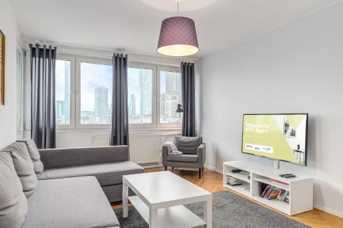 View 3 Fast Wifi 1Gbs 85'Tv Amazontv Hbo Disney — 4-Star Luxury Hotel in Warsaw, Poland