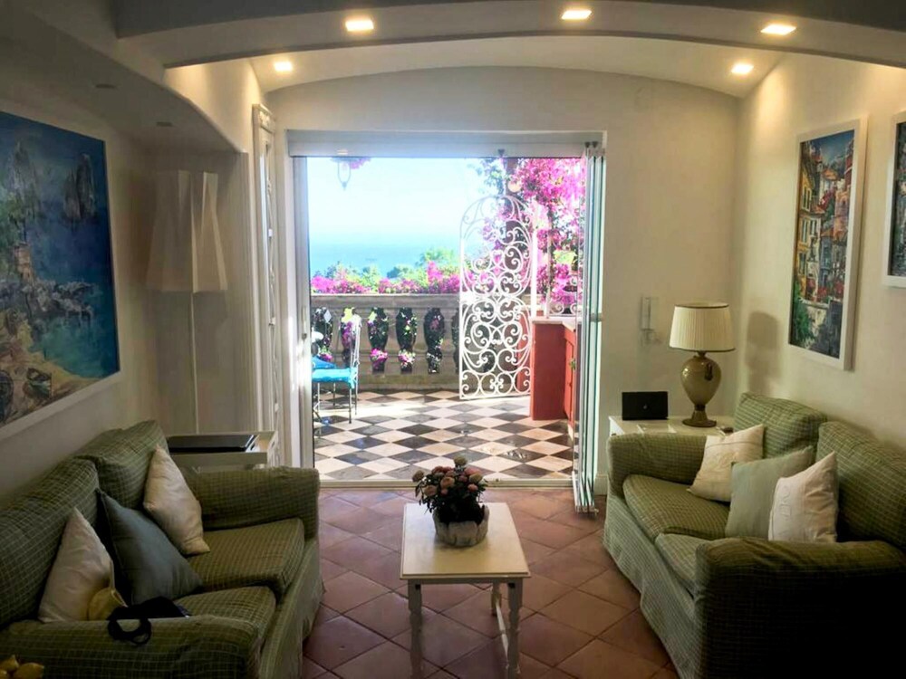Luxury House Villa Pompeiana Via Camerelle Con Terrazza Vista Mare — 4-Star Luxury Hotel in Capri, Italy