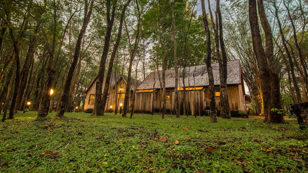 Teakwood Villa — 4-Star Luxury Hotel in Kanchanaburi, Thailand