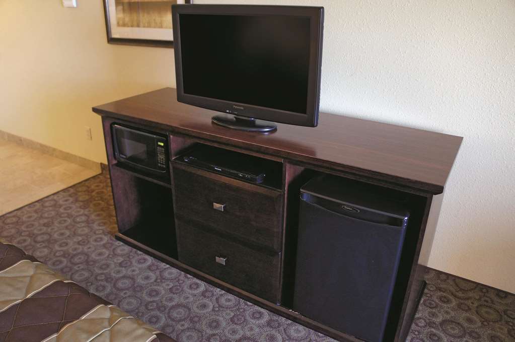 La Quinta Inn & Suites by Wyndham Minot - photo 16