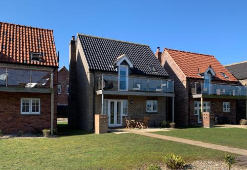 Sandy Shores The Bay 2 bedrooms with ensuites balcony with sea view parking with EV point 2 dogs welcome in Filey, United Kingdom