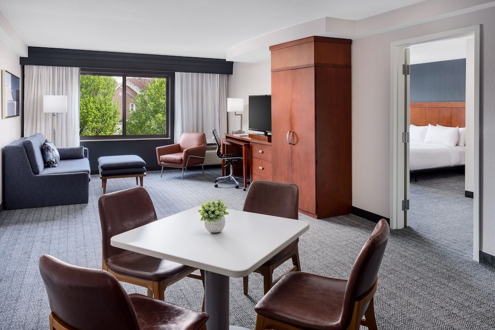 Courtyard by Marriott Manchester Boston Regional Airport - photo 8