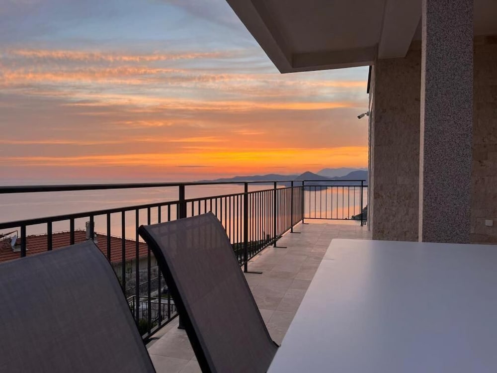 Family Vacation Villa Rezevici — 4-Star Luxury Hotel in Budva, Montenegro