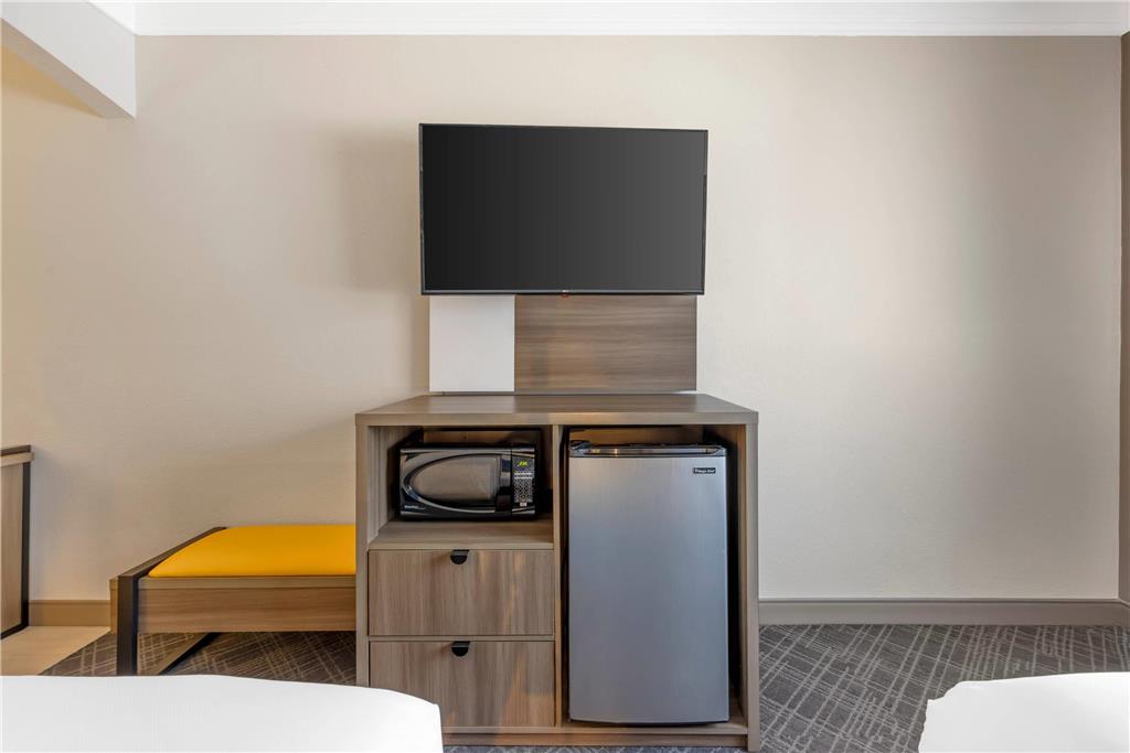 Comfort Suites Salem - photo 18