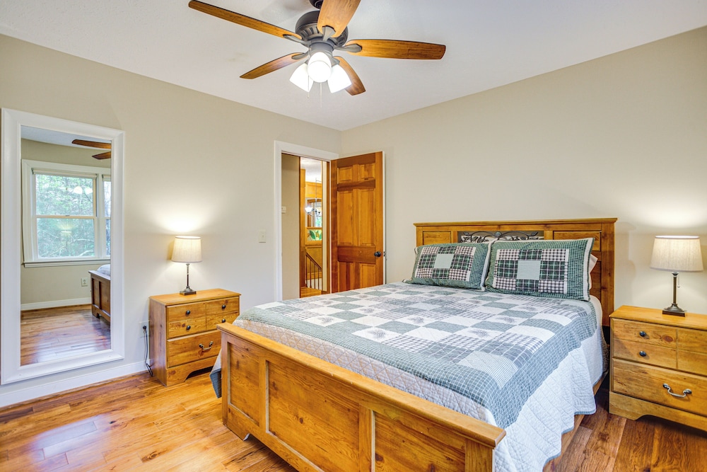 Large Dahlonega Home Ideal for Family Gatherings — 4-Star Luxury Hotel in Dahlonega, United States