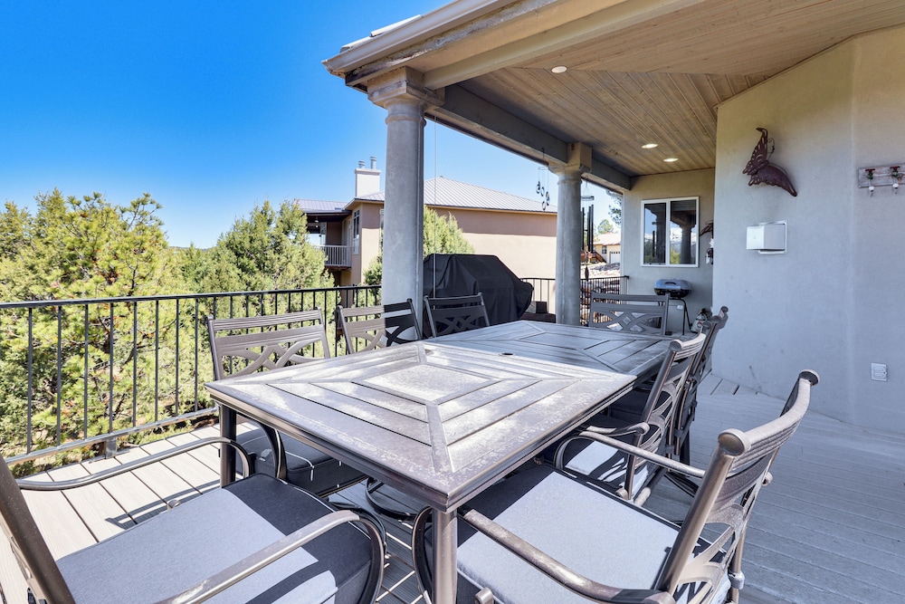 Serene Ruidoso Getaway 16 Mi to Ski Apache in Ruidoso, United States