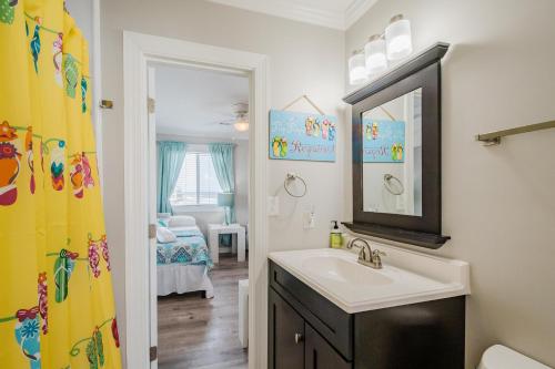 Just Beachy by Oak Island Accommodations - photo 34