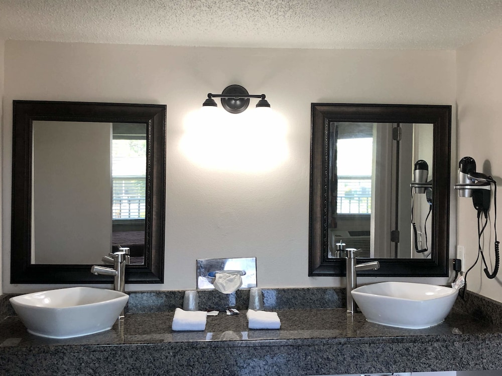Sun Coast Inn - photo 23