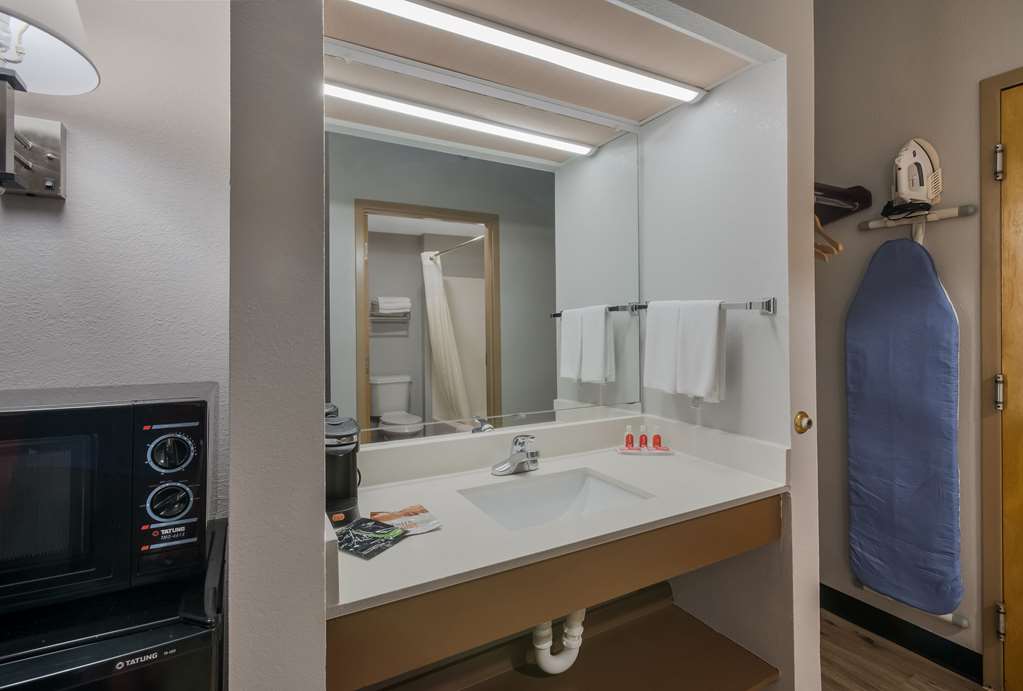 Econo Lodge Inn & Suites Diamondhead - photo 13
